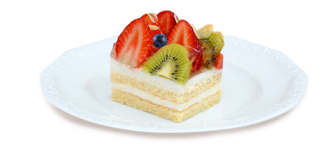Kawałek ciasta z owocami na talerzyku