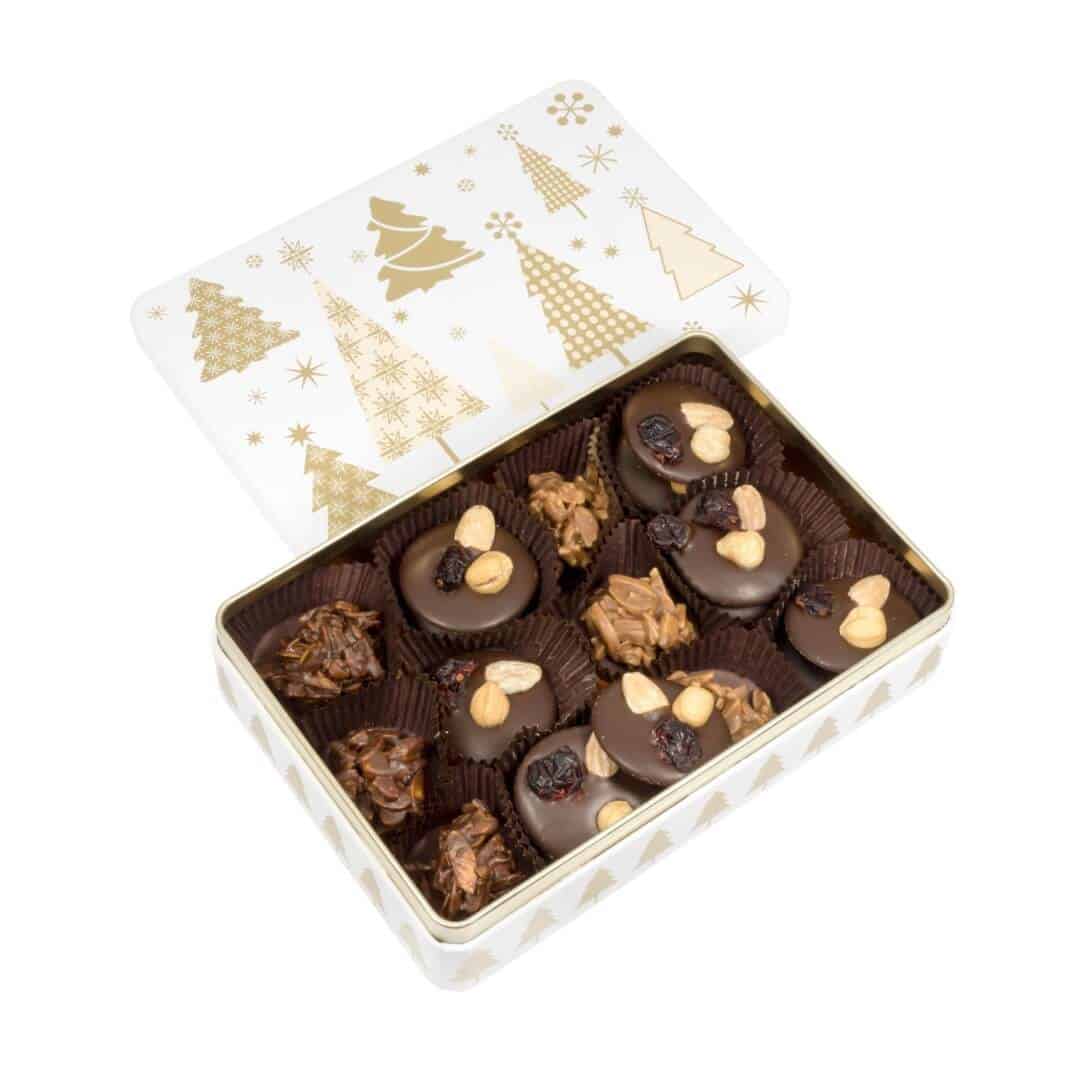 Puszka „Złote Choinki” Świąteczna puszka wypełniona czekoladkami deserowymi z migdałami, orzechami laskowymi oraz migdałami w mlecznej czekoladzie.