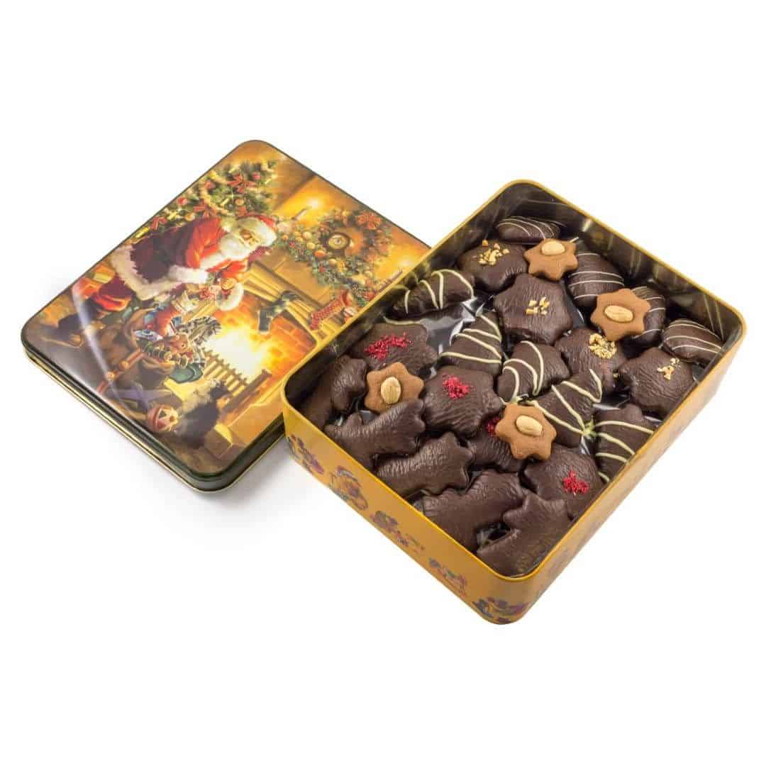 Puszka „Mikołaj” Puszka z dekorowanymi piernikami w czekoladzie deserowej z malinami, migdałami i białą czekoladą.
