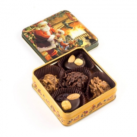 Puszka „Mikołaj” Świąteczna puszka wypełniona czekoladkami deserowymi z migdałami, orzechami laskowymi oraz migdałami w mlecznej czekoladzie.