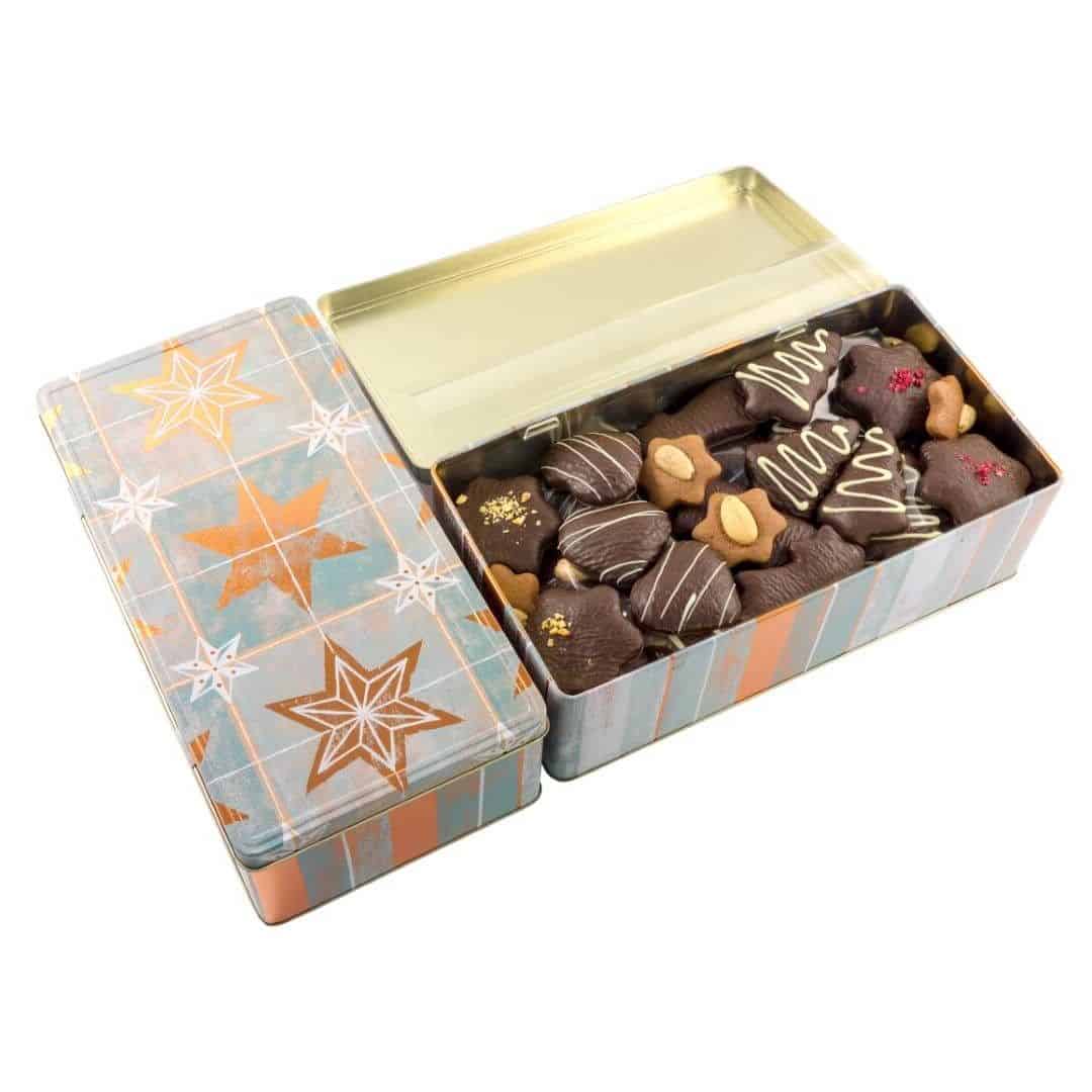 Puszka „Gwiazdki” Puszka z dekorowanymi piernikami w czekoladzie deserowej z malinami, migdałami i białą czekoladą.