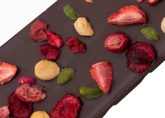 czekolada deserowa z owocami i orzechami